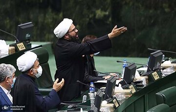 تجمع کنندگان برای قانون حجاب مقابل مجلس پول می‌گیرند!